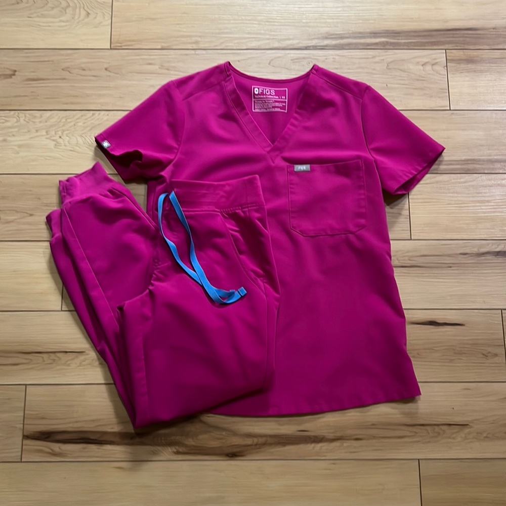 Figs Women's Magenta Scrub Set front pocket top, jogger pants